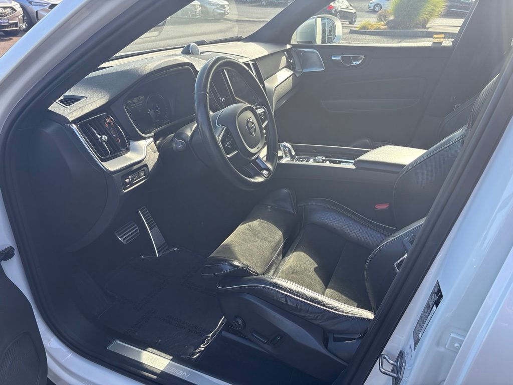 2018 Volvo XC60 Hybrid T8 R-Design