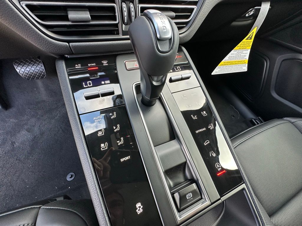 2025 Porsche Macan  21