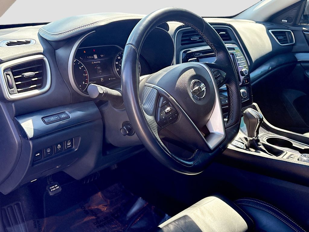 Used 2022 Gray Nissan Platinum image 9
