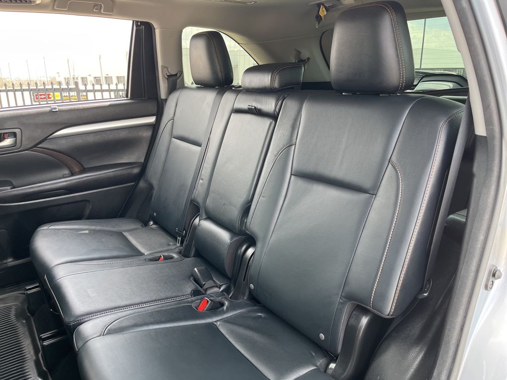 Thumbnail: 2016 Toyota Highlander - 26