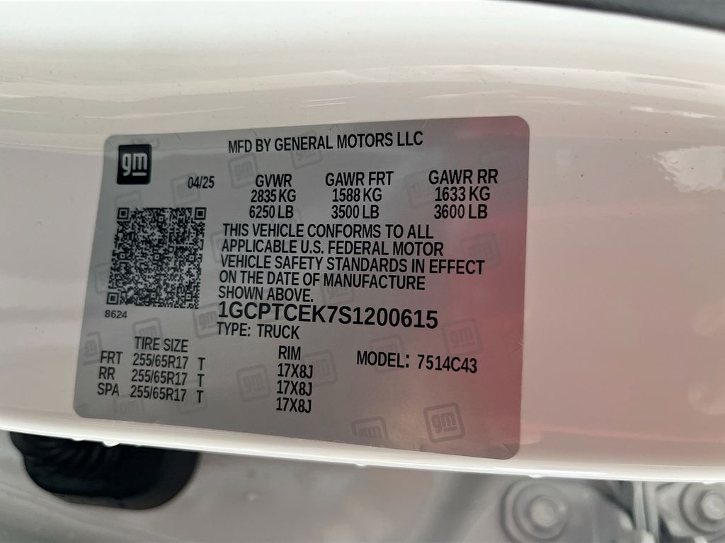 Used 2025 White Chevrolet LT image 32
