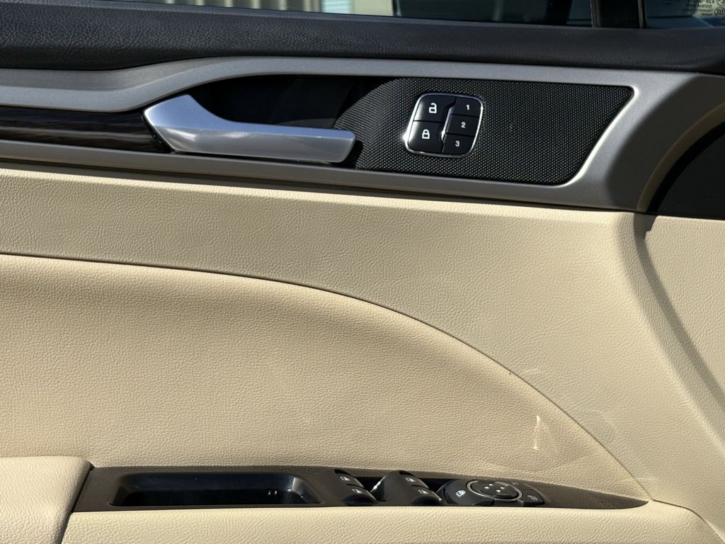 Used 2015 White Platinum Clearcoat Metallic Ford SE image 11