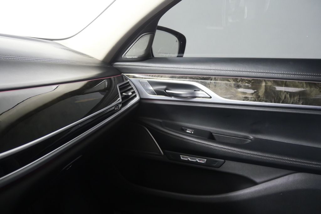 Thumbnail: 2017 BMW 7 Series - 26
