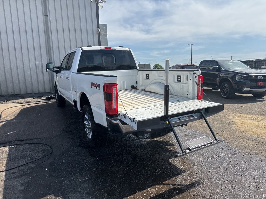 2025 Star White Metallic Tri-Coat Ford Super Duty F-350 SRW Lariat 4X4 Truck