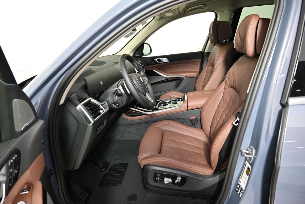 Thumbnail: 2026 BMW X7 - 15