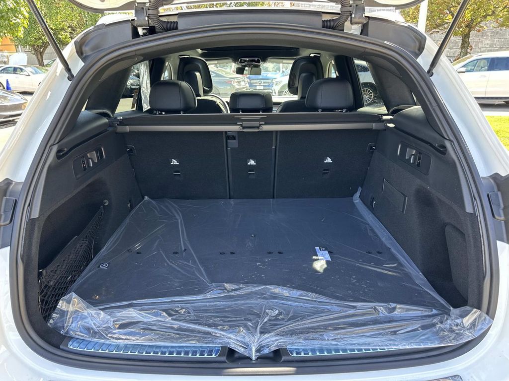 Thumbnail: 2025 Mercedes-Benz GLC - 28