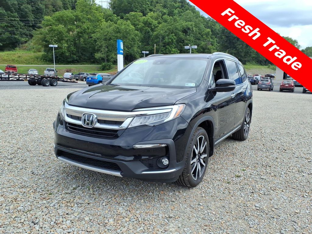 2022 Honda Pilot Touring AWD with Rear Captain's Chairs