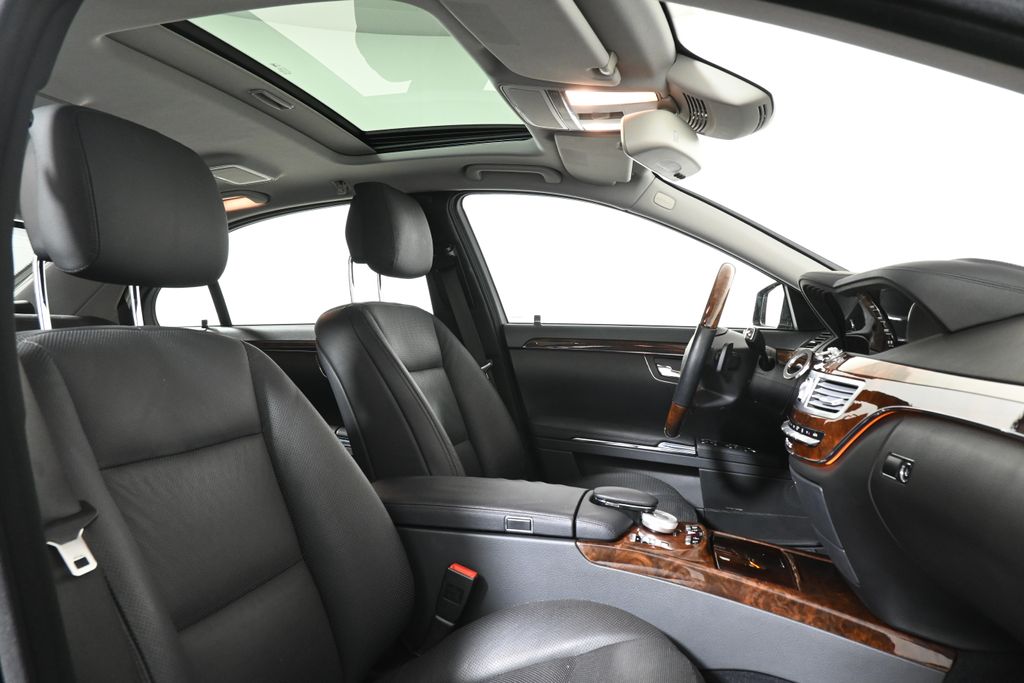 2010 Mercedes-Benz S-Class S 550 26