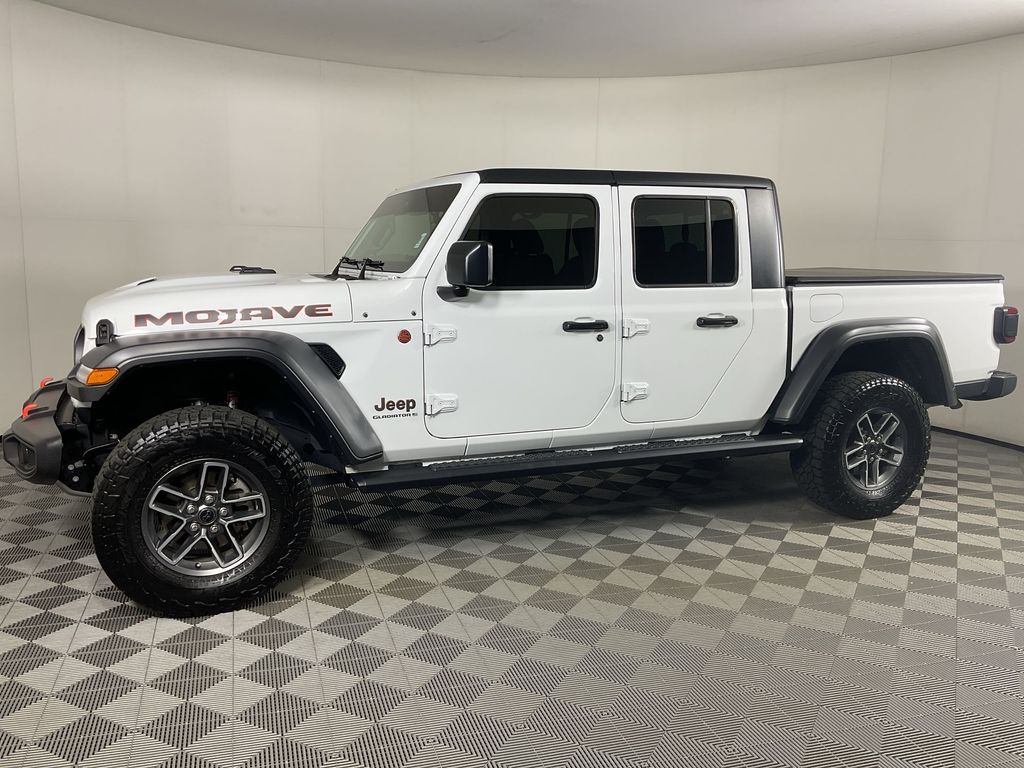 Bright White Clearcoat 2024 Jeep Gladiator Mojave Crew Cab 4WD Pickup Truck Four-Wheel Drive 8-Speed Automatic
