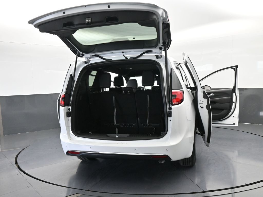 New 2026 Bright White Clearcoat Chrysler Select image 67