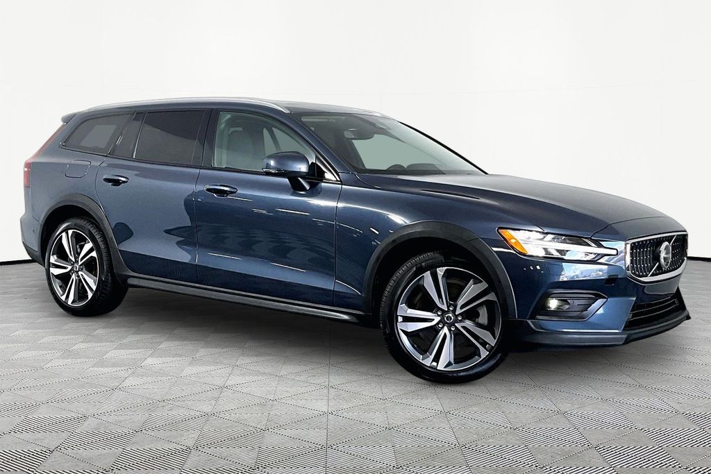 2025 Volvo V60 Cross Country B5 Plus AWD