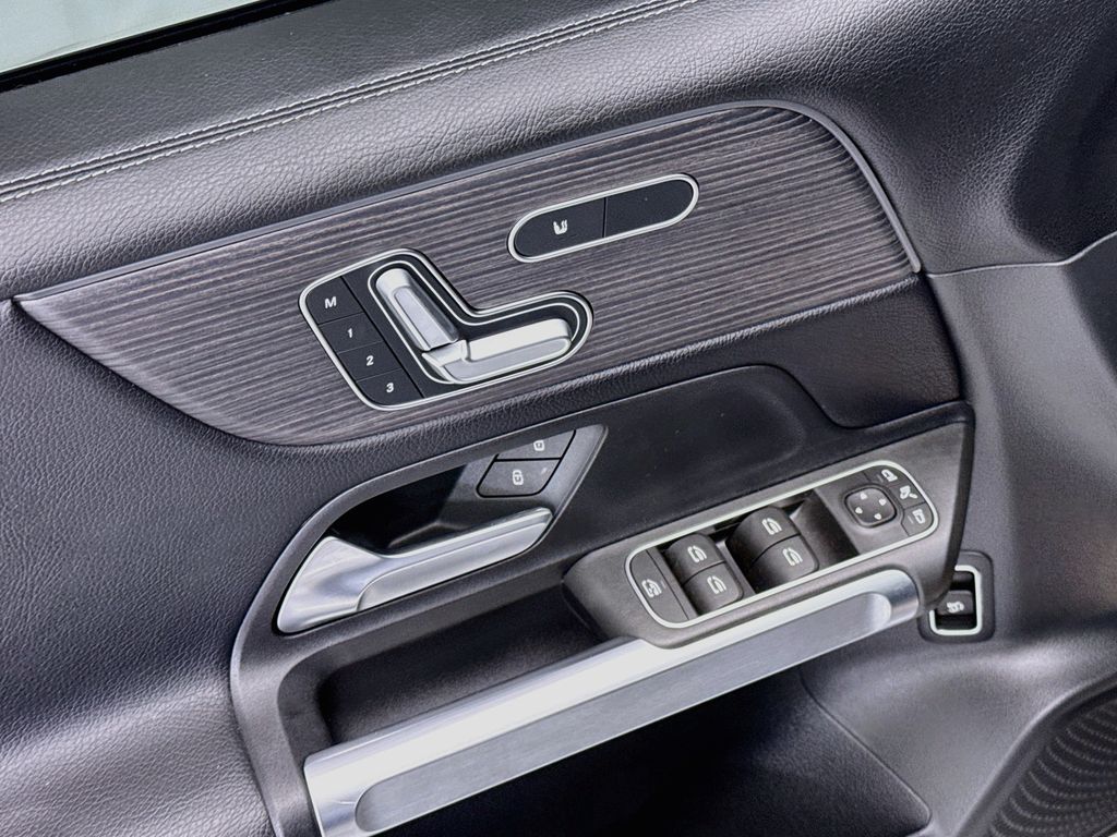 Thumbnail: 2023 Mercedes-Benz GLB - 22