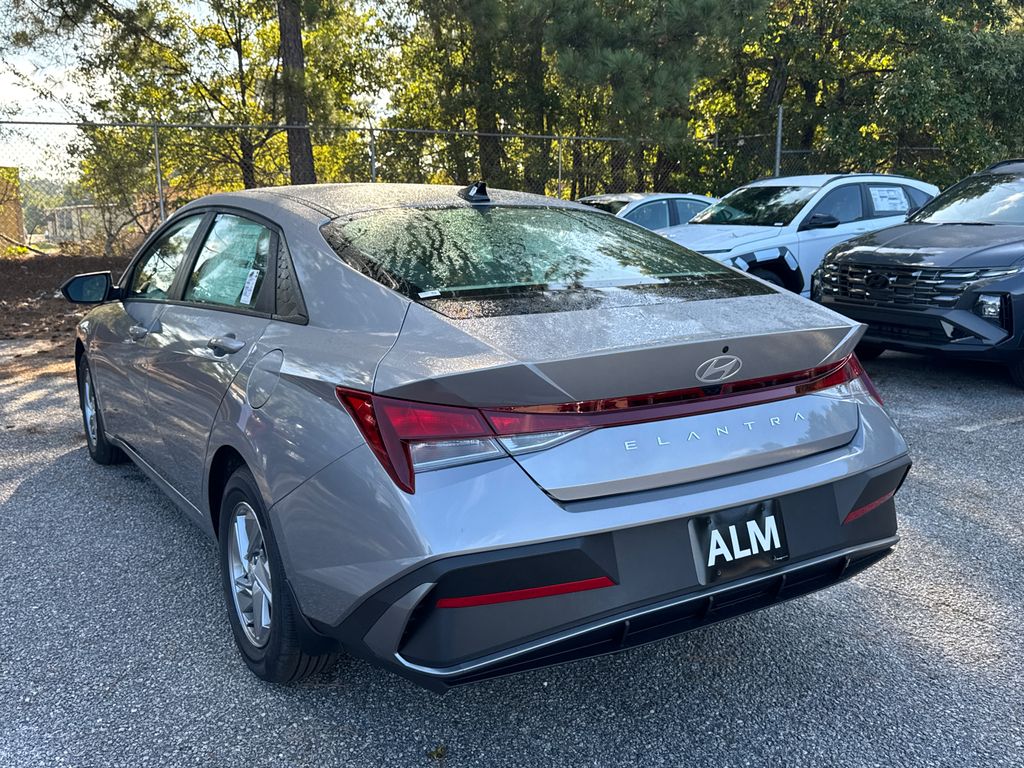 2025 Hyundai Elantra SE photo 3