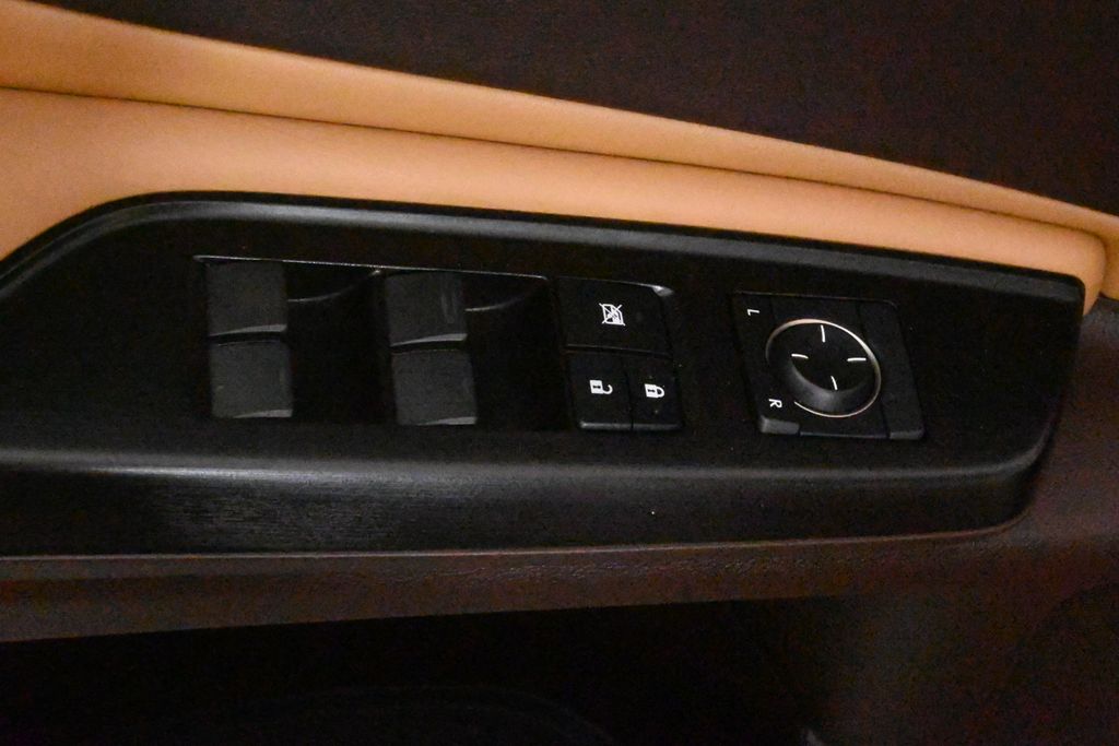 2019 Lexus ES Hybrid 300h Luxury 32
