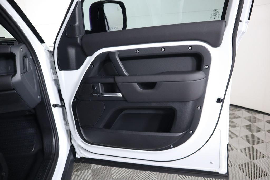 2025 Land Rover Defender 110 27