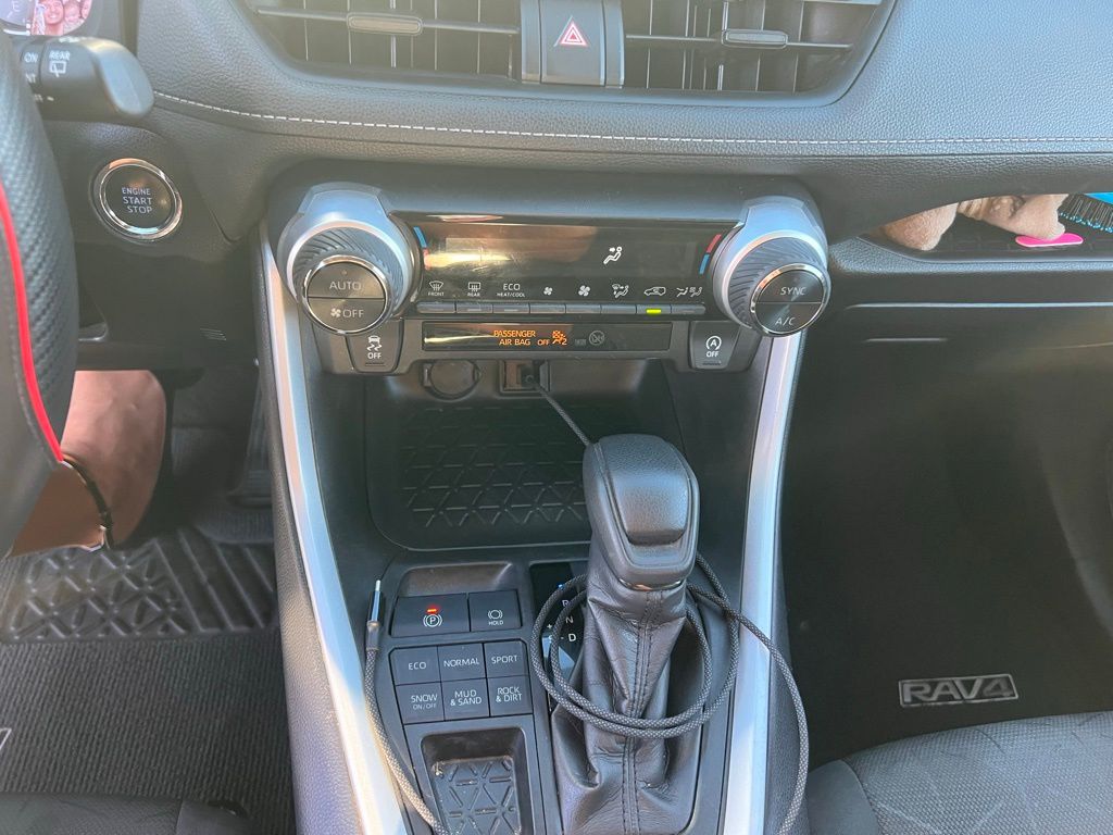 Thumbnail: 2021 Toyota RAV4 - 8