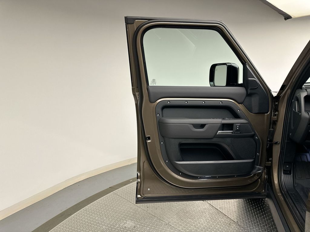 2025 Land Rover Defender 110 8