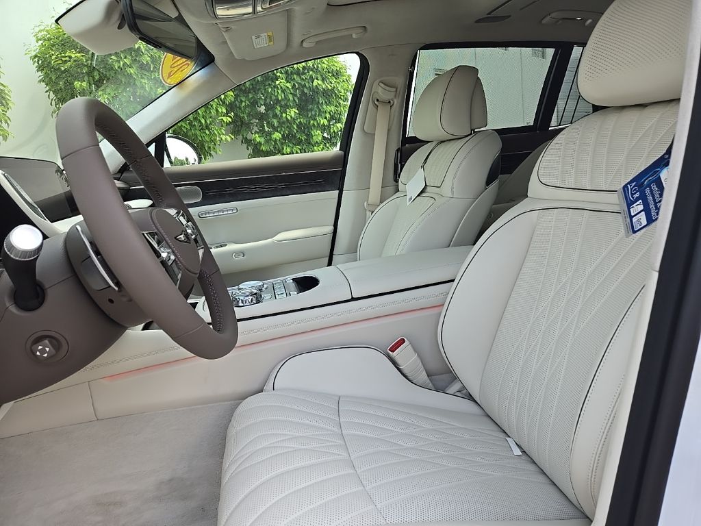 2025 Genesis G90  17