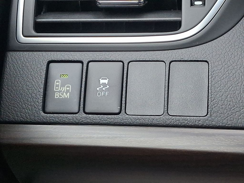 2017 Toyota Camry XLE 24