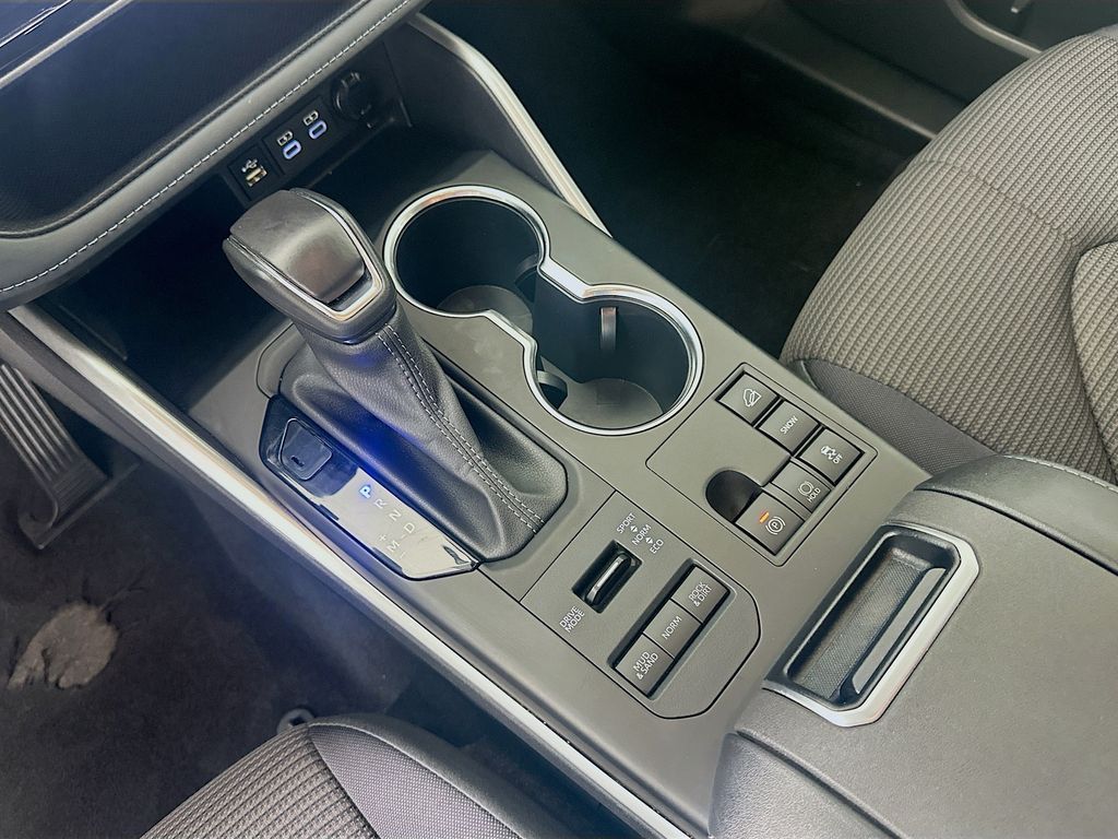 Thumbnail: 2024 Toyota Highlander - 16