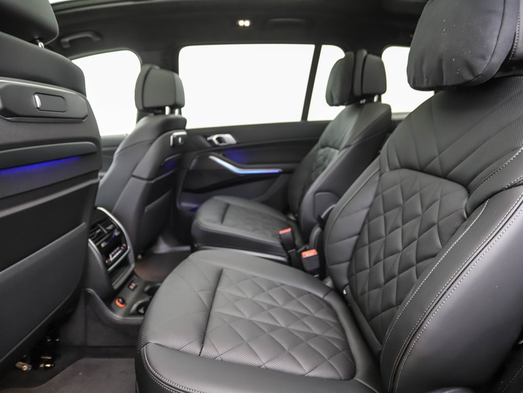 Thumbnail: 2026 BMW X7 - 21