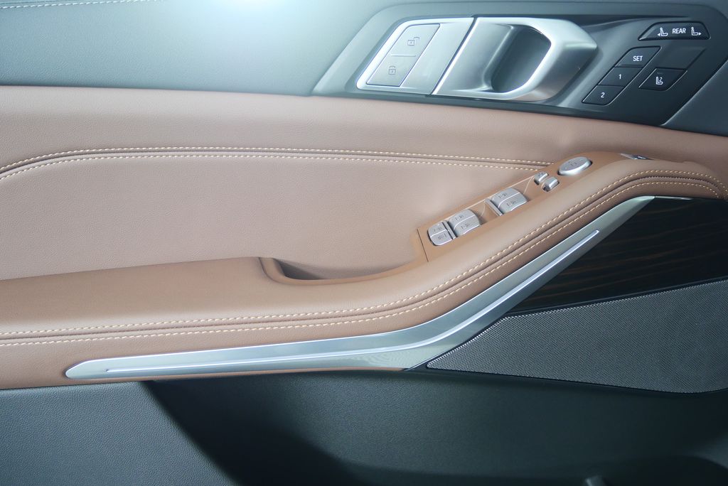 Thumbnail: 2026 BMW X7 - 9
