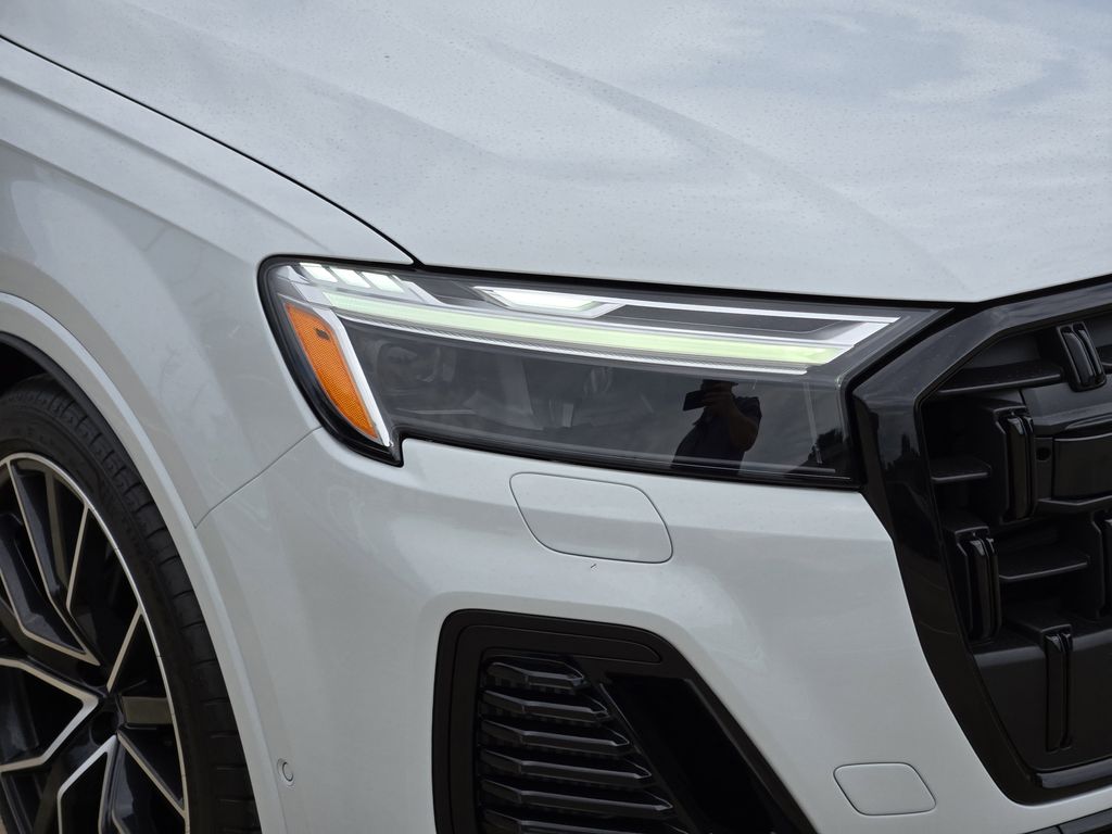 new 2025 Audi Q7 car, priced at $78,895