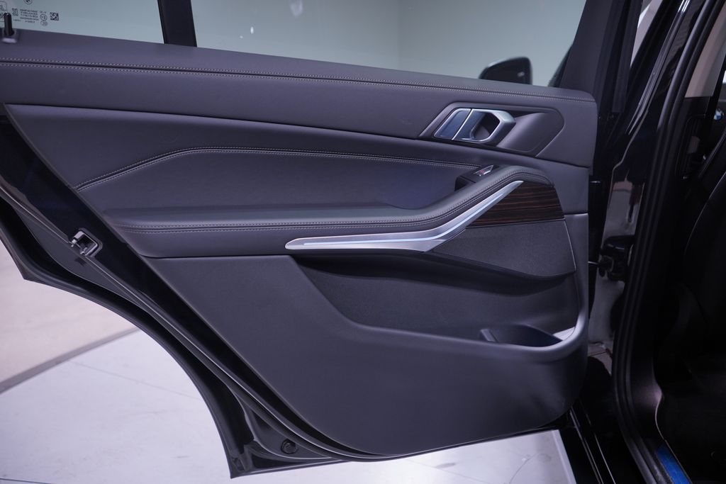 Thumbnail: 2025 BMW X7 - 16