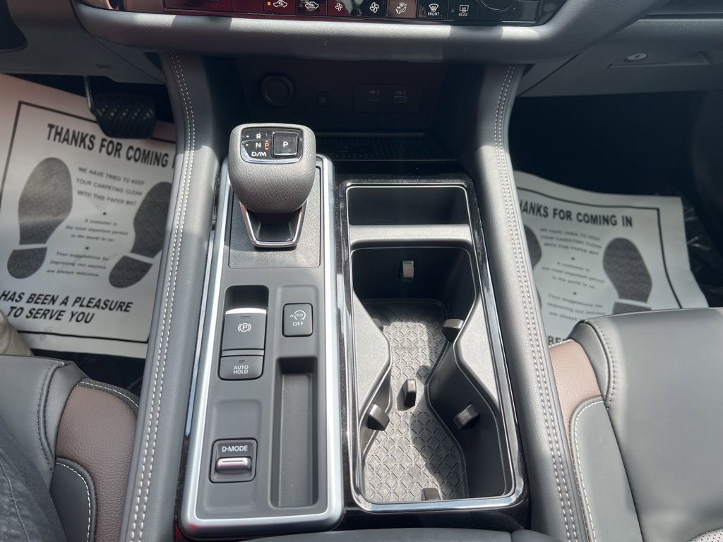2025 Everest White Pearl Tricoat/Super Black Nissan Pathfinder Platinum FWD SUV