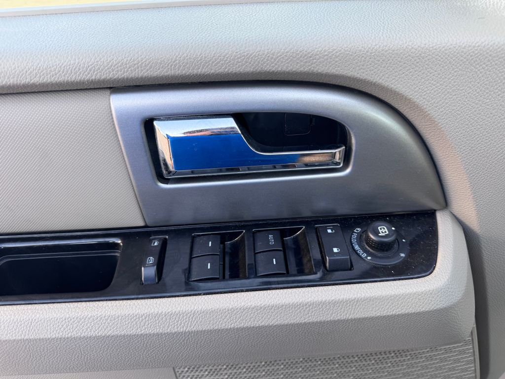 Used 2013 White Platinum Clearcoat Metallic Ford Limited image 18