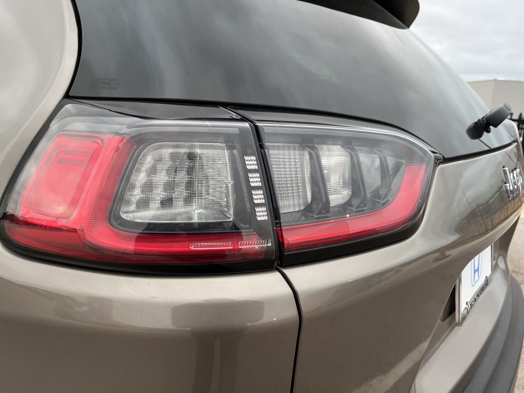 Thumbnail: 2021 Jeep Cherokee - 7