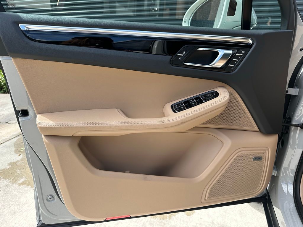 Thumbnail: 2026 Porsche Macan - 19