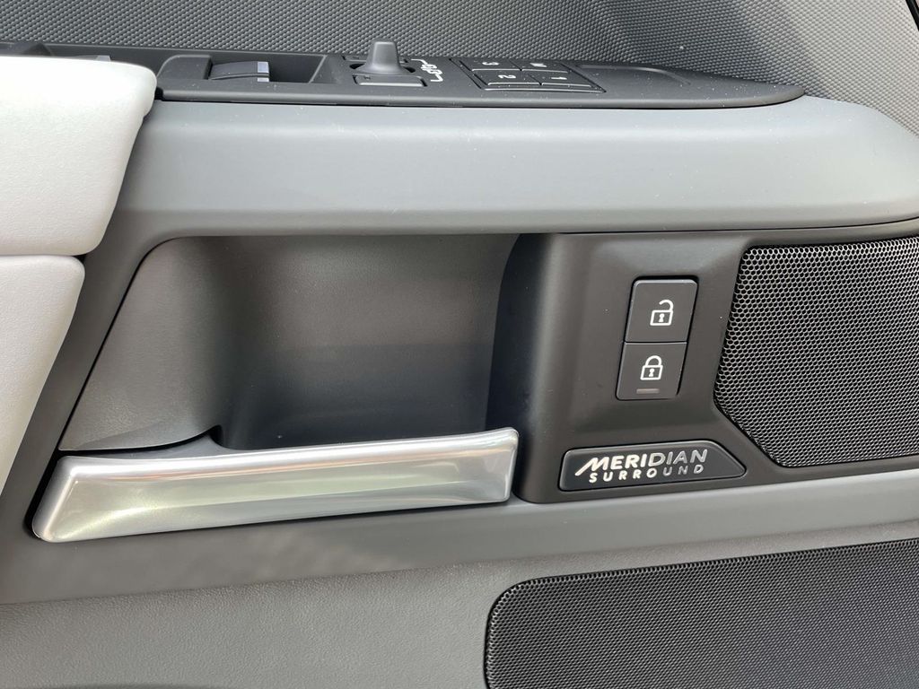 New 2026 Black Land Rover X-Dynamic SE image 34