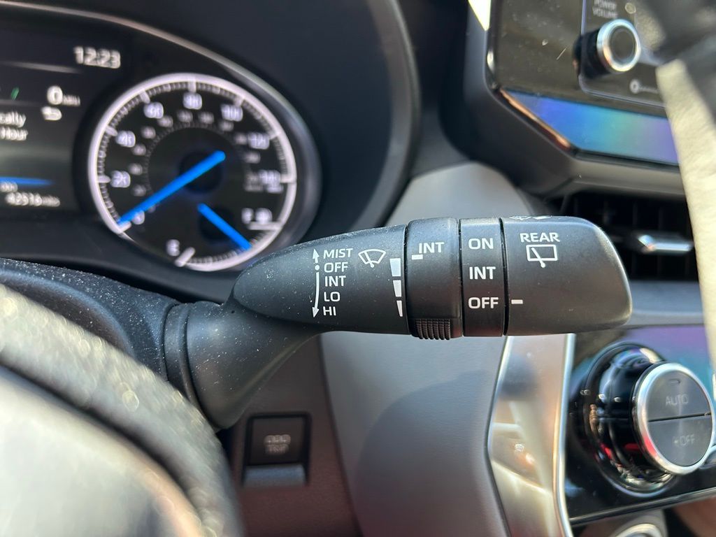 Thumbnail: 2022 Toyota Venza - 21