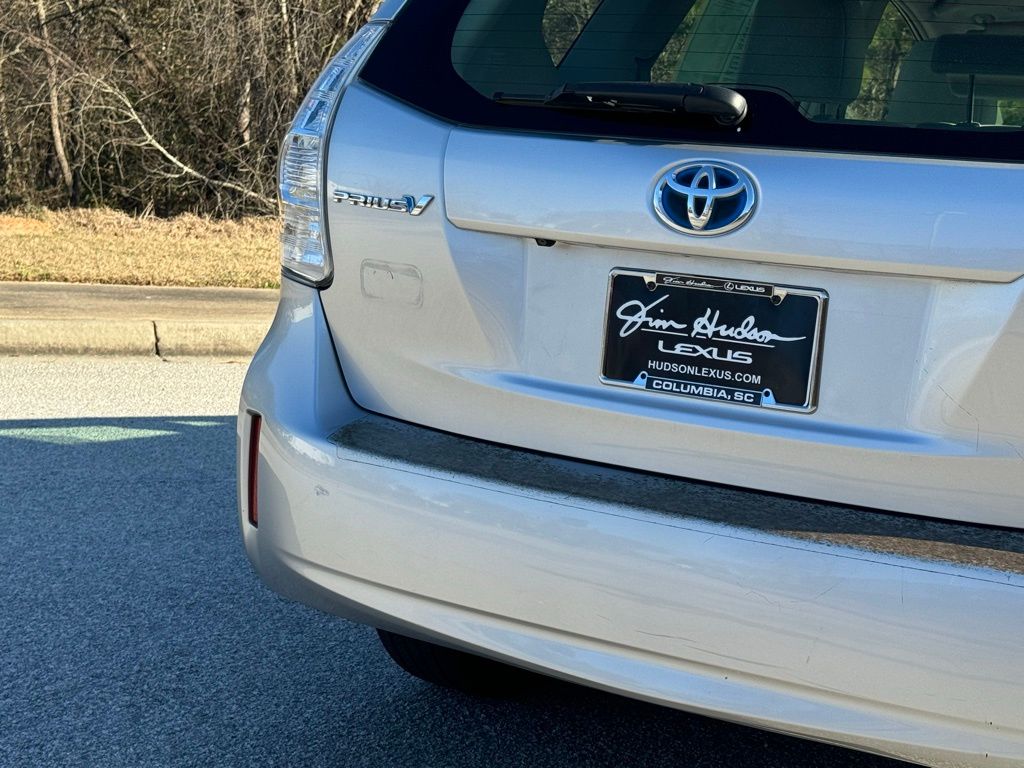 2013 Toyota Prius v Three 13