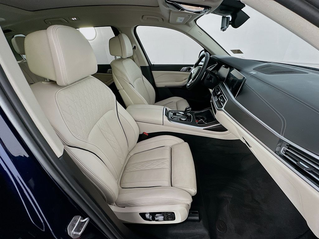 2022 BMW X7 xDrive40i 29