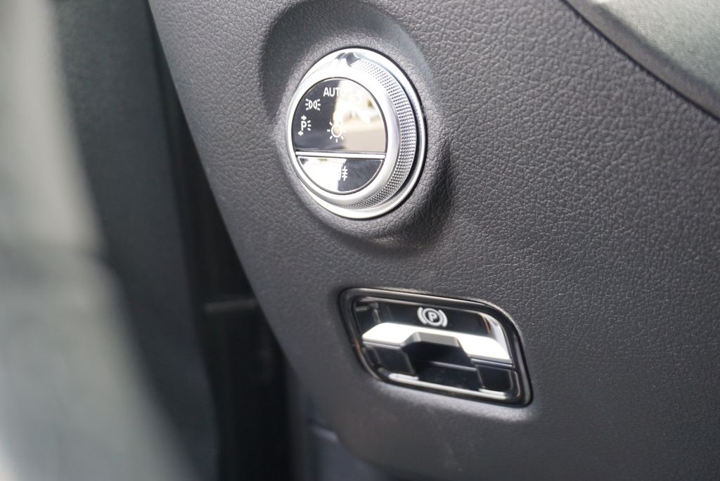 Thumbnail: 2024 Mercedes-Benz C-Class - 32