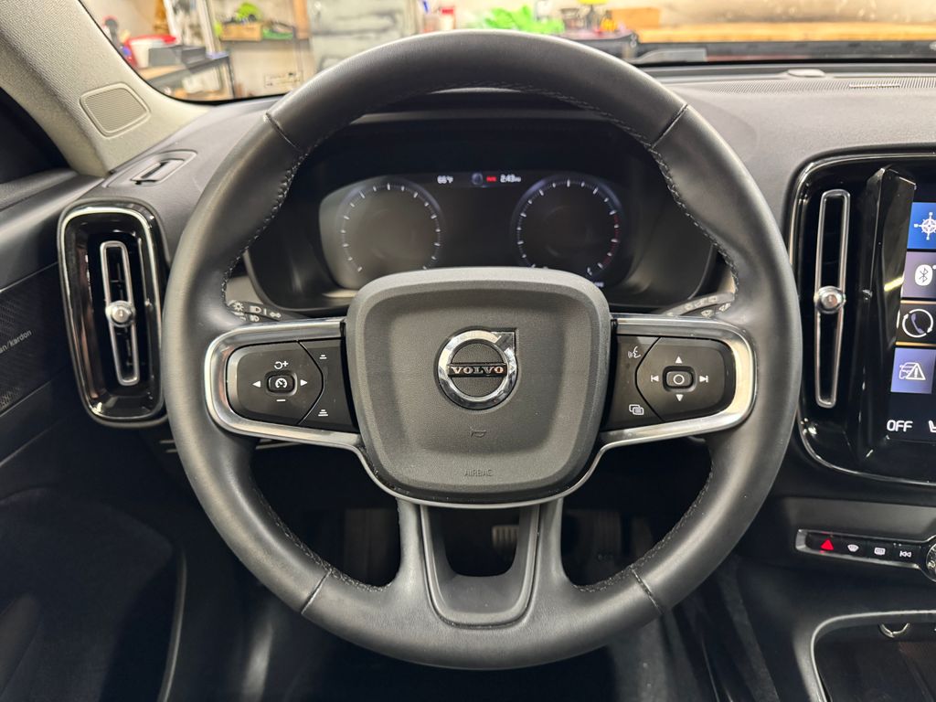 2022 Volvo XC40 Momentum