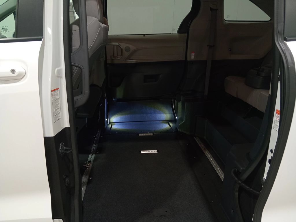 2023 Toyota Sienna LE