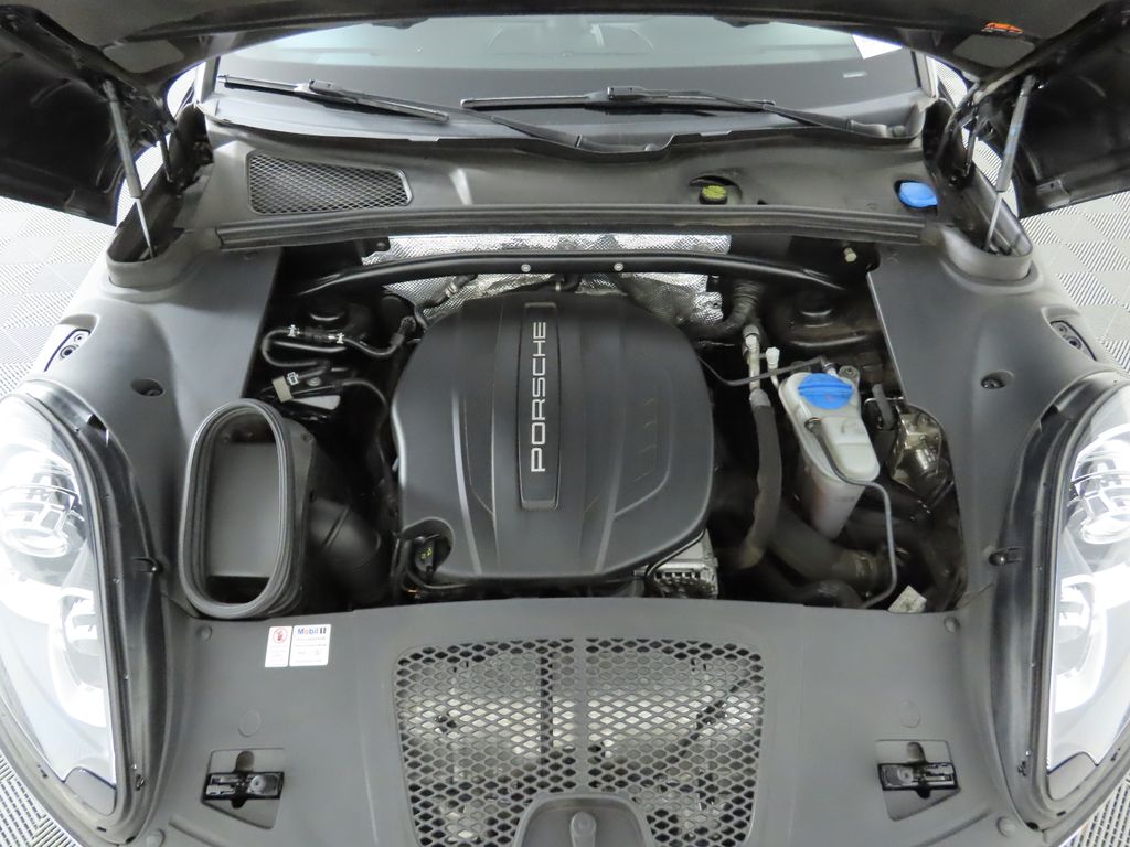 2017 Porsche Macan Base 29