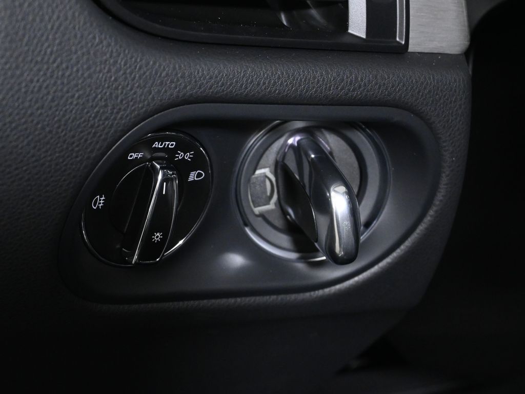 Thumbnail: 2026 Porsche Macan - 29