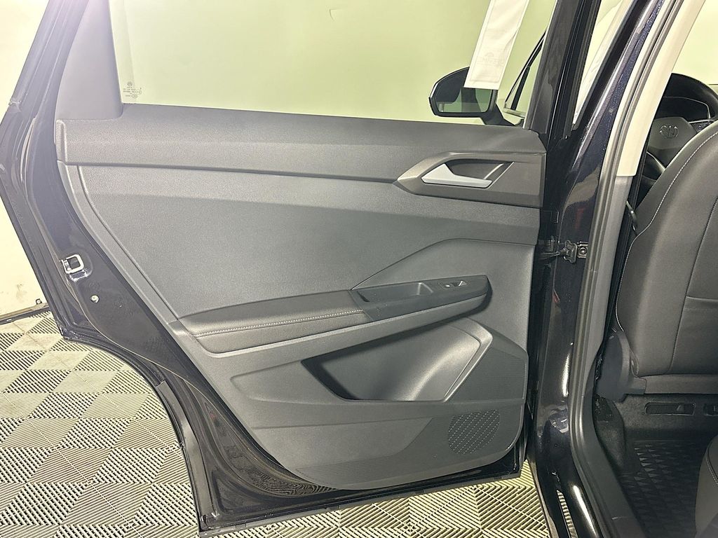 2025 Volkswagen Taos 1.5T SE Black