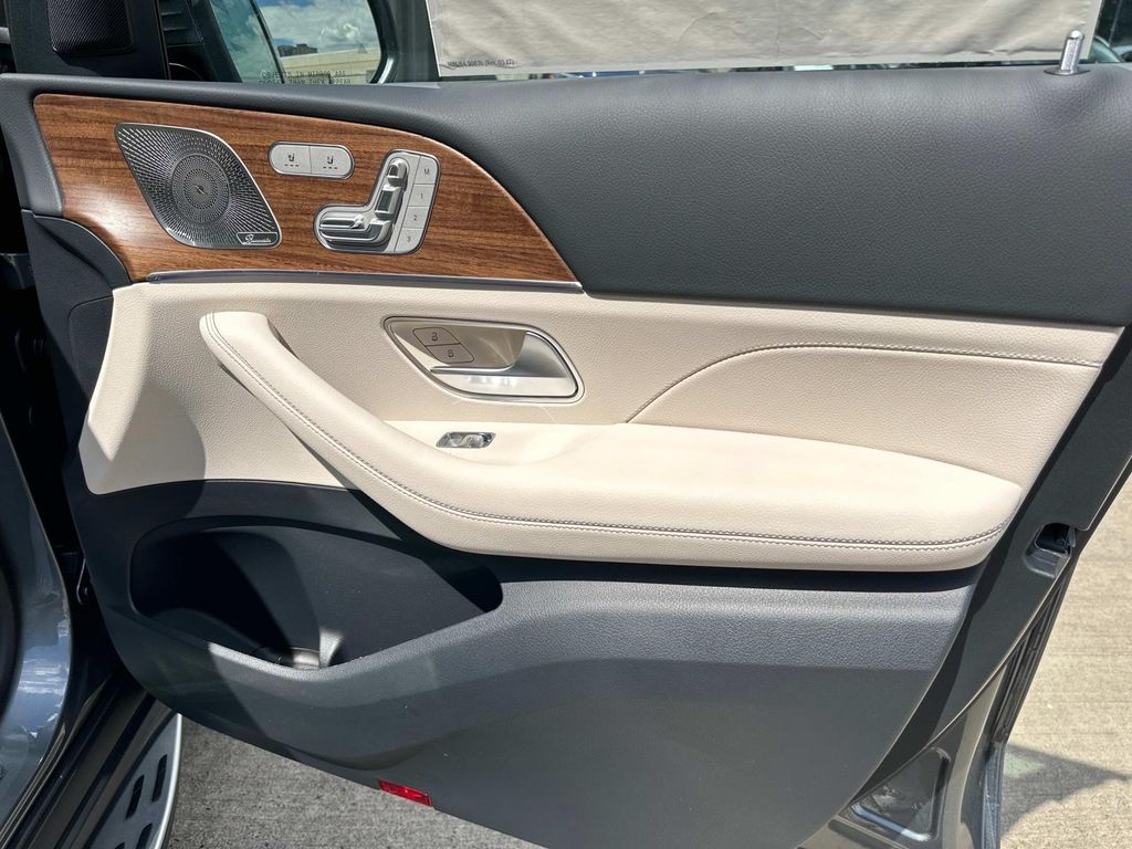 Thumbnail: 2026 Mercedes-Benz GLE - 17