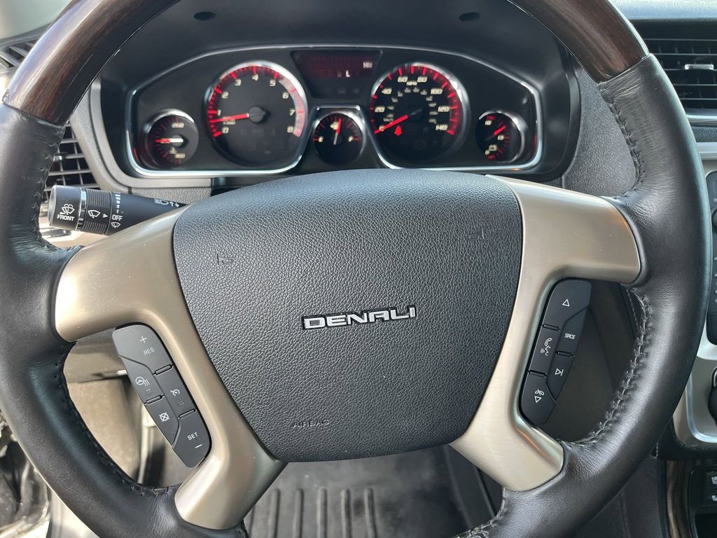 2016 GMC Acadia Denali 32