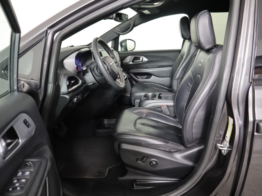 Thumbnail: 2022 Chrysler Pacifica - 17