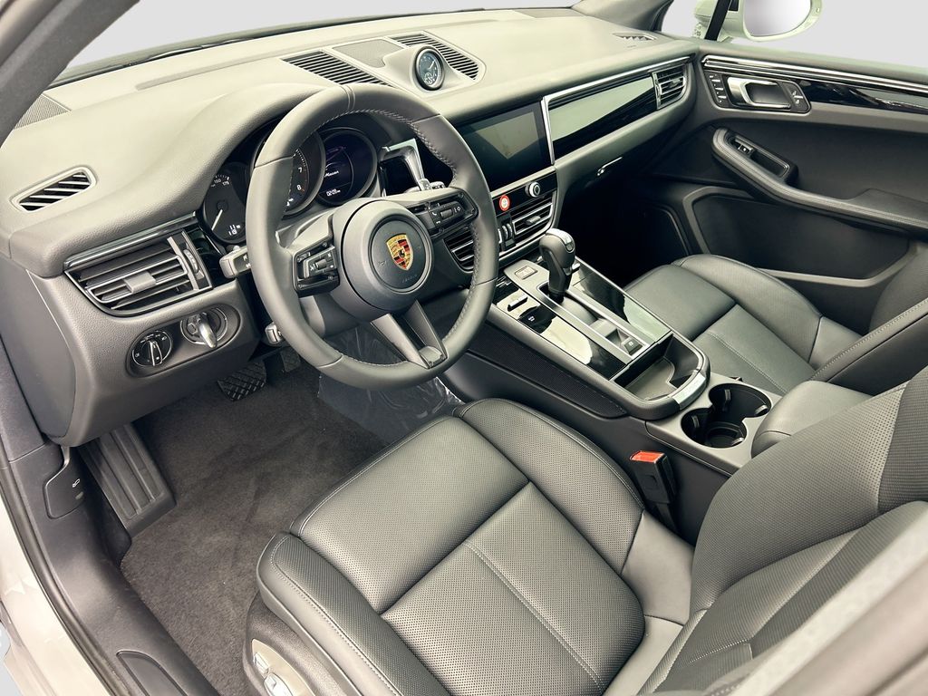 Thumbnail: 2026 Porsche Macan - 4
