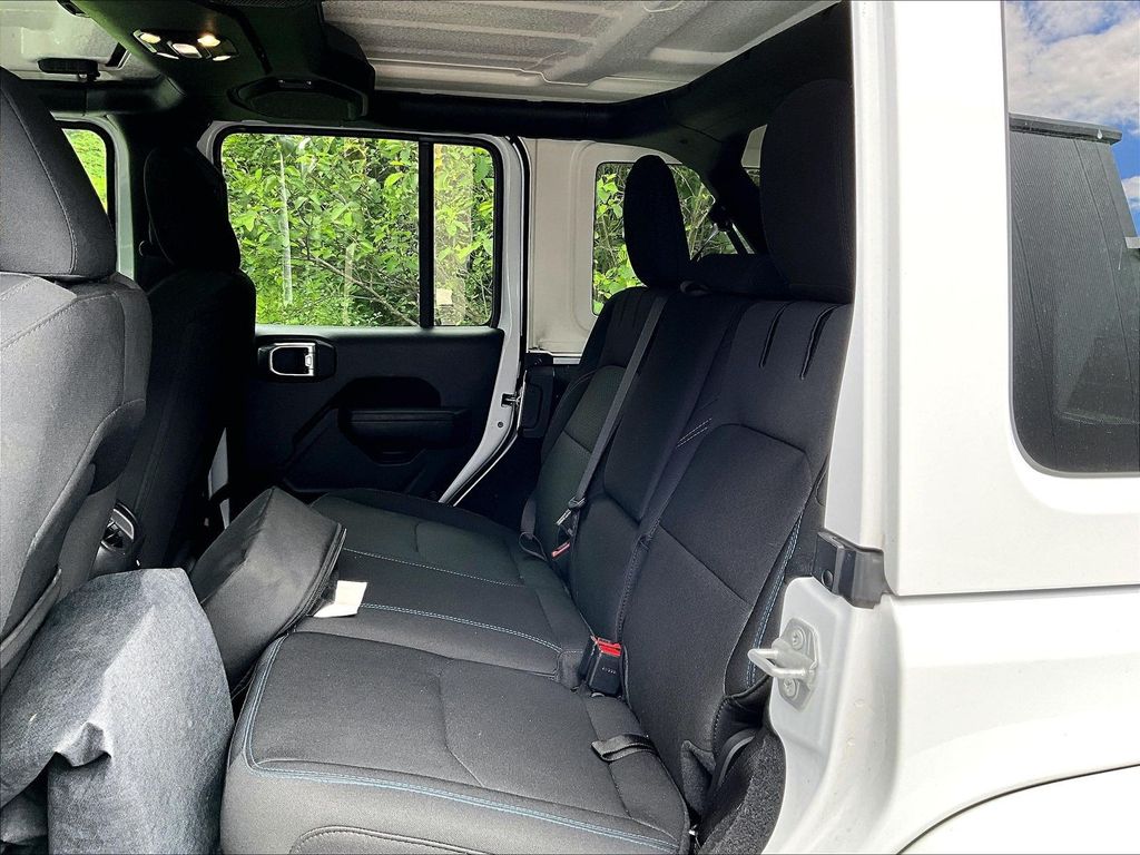 2023 Jeep Wrangler — photo 15