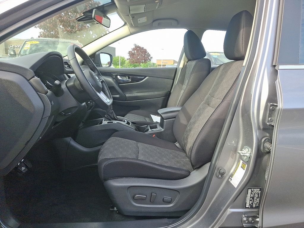2022 Nissan Rogue Sport SV 13