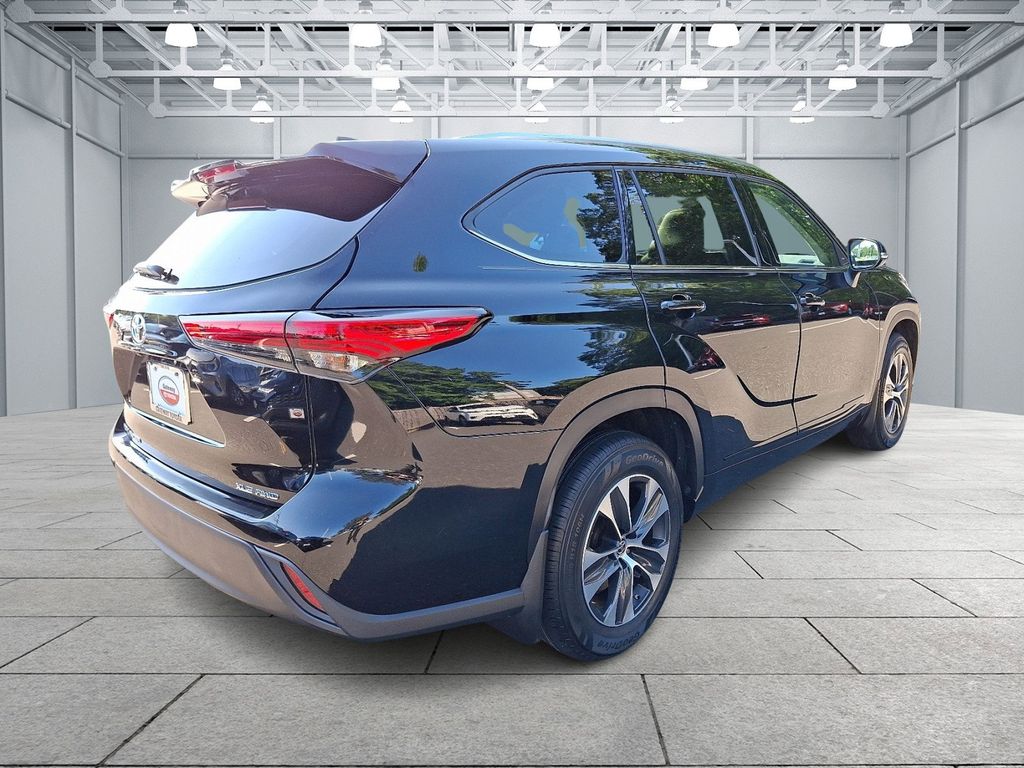 Thumbnail: 2021 Toyota Highlander - 4