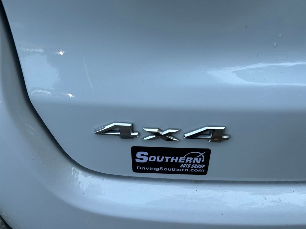 Used 2024 White Jeep Latitude image 11